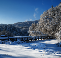 fileadmin/roha/images_galerie/orte_landschaft/Anger/Hoeglwoerth/AN-HOE-WIN-0088-03-D-roha-Anger-Hoeglwoerth-See-Winter-Steg.png