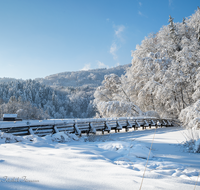 fileadmin/roha/images_galerie/orte_landschaft/Anger/Hoeglwoerth/AN-HOE-WIN-0088-03-D-roha-Anger-Hoeglwoerth-See-Winter-Steg.png