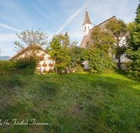 fileadmin/roha/images_galerie/orte_landschaft/Anger/Anger/AN-STEINH-0001-D-roha-Anger-Steinhoegl-Kirche-Bauernhaus.png