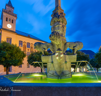 fileadmin/roha/images_galerie/orte_landschaft/Bad_Reichenhall/BAD-REI-RATH-0018-D-roha-Bad-Reichenhall-Rathaus-Platz-Wittelsbacher-Brunnen-Nacht.png