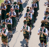 fileadmin/roha/images_galerie/orte_landschaft/Anger/Anger-Trachten-Musik-Fest/BR-FEST-ANG-MUS-TRACH-2018-08-19-1229-D-roha-Brauchtum-Fest-Anger-Trachtenverein-Musikkapelle-Festzug.png