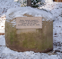 fileadmin/roha/images_galerie/kirche_religion/Ainring-Kreuzweg/KKKM-AINR-KR-05-DET-0015-D-roha-Kreuzweg-Ainring-Marmortafel-Inschrift-V-Station.png