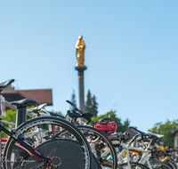 fileadmin/roha/images_galerie/Freizeit-Sport/Triathlon_und_Lauf/SPO-TRIATH-ANG-1637-01-D-roha-Sport-Triathlon-Rennrad-Anger-Dorfplatz-Mariensaeule.png