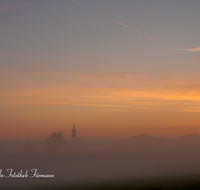 fileadmin/roha/images_galerie/stimmung-Sonne/STIM-THUND-0002-D-roha-Stimmung-Sonnenaufgang-Thundorf-Ainring-Zwiebelturm.png