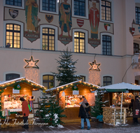 fileadmin/roha/images_galerie/brauchtum/Weihnachten/Christkindlmarkt-Bad-Reichenhall/BAD-REI-CHRIST-0029-D-A-roha-Bad-Reichenhall-Christkindlmarkt-Weihnachten-Rathaus-Schnee-Winter.png