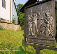 fileadmin/roha/Images-Veroeffentlichungen/Den-Weg-mit-IHM-gehen-Kreuzweg-Ainring/KKKM-AINR-KR-0007-8-D-roha-Kreuzweg-Ainring-Kirche.png