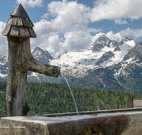 fileadmin/roha/images_galerie/Wasser-Brunnen/LANDA-BRUN-KALLB-0002-D-roha-Landart-Brunnen-Wasser-Kallbrunn-Alm.png