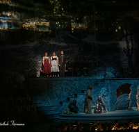 fileadmin/roha/images_galerie/orte_landschaft/Salzburg/Advents-Christkindlm/SA-KU-ADVENTS-2017-1941-01-D-roha-Salzburg-Weihnachten-Adventsingen-Buehne-Festspielhaus.png