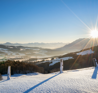 fileadmin/roha/images_galerie/orte_landschaft/Anger/Anger/SO-AU-ANG-STOISSB-0003-08363-D-roha-Sonnenaufgang-Anger-Stoissberg-Neuhaus-Winter.png