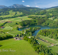 fileadmin/roha/images_galerie/orte_landschaft/Anger/Hoeglwoerth/AN-HOE-FLUG-0004-D-roha-Anger-Hoeglwoerth-See-Flugaufnahme-Hochstaufen-Zwiesel-Fruehling.png