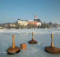 fileadmin/roha/images_galerie/orte_landschaft/Anger/Hoeglwoerth/AN-HOEGL-EISST-0004-D-roha-Anger-Hoeglwoerth-Eisstock-Schnee-Winter.png