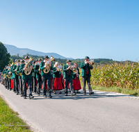 fileadmin/roha/images_galerie/brauchtum/Erntedank-Drischleg/BR-ERNTED-2016-1126-01-D-roha-Brauchtum-Erntedank-Teisendorf-Musikkapelle-Prozession.png