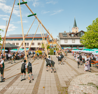 fileadmin/roha/images_galerie/brauchtum/Maibaum/Teisendorf/BR-MAIB-TEI-0070-D-roha-Brauchtum-Maibaum-Teisendorf-Marktplatz-Tracht.png