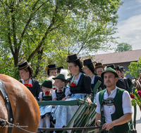 fileadmin/roha/images_galerie/brauchtum/Leonhardiritt/Holzhausen_01/Holzhausen-Ritt-2023/BR-PFRI-HOLZ-2023-1017-01-D-roha-Brauchtum-Leonhardiritt-Holzhausen-Teisendorf.png