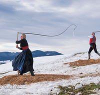 fileadmin/roha/images_galerie/brauchtum/Schnalzen/Anger-Piding-Aufham-Hoegl/BR-SCHNA-ANG-1444-01-D-roha-Brauchtum-Aper-Schnalzen-Anger-Aufham-Piding-Winter-Schnee.png