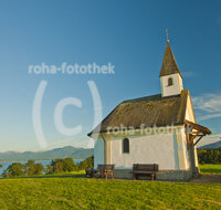 fileadmin/roha/images_galerie/orte_landschaft/Gstadt/GSTADT-SCHALCH-0004-D-roha-Gstadt-Schalchen-Kapelle-Chiemsee.jpg