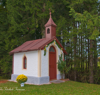 fileadmin/roha/images_galerie/kirche_religion/Neukirchen/KKKM-NEUK-GRAB-0010-D-roha-Kapelle-Wegkreuz-Graben-Neukirchen-Wald.png