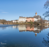 fileadmin/roha/Interessantes-in-Kurzform/ab-4-2021/AN-HOE-0019-01-A-01-D-roha-Anger-Hoeglwoerth-Kloster-See-Spiegelung-Eis.png