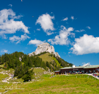 fileadmin/roha/images_galerie/orte_landschaft/Aschau/ASCHAU-KAMP-SON-ALM-0001-D-roha-Aschau-Kampenwand-Sonnen-Alm-Gleitschirm-Wanderer.png