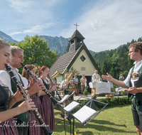 fileadmin/roha/images_galerie/brauchtum/Tracht/BR-ALMM-STEIN-ALM-1139-01-roha-Brauchtum-Almmesse-Piding-Steineralm-Kapelle-Musikkapelle-Aufham.png