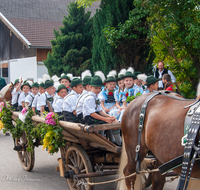 fileadmin/roha/images_galerie/brauchtum/Leonhardiritt/Holzhausen_01/Holzhausen-Ritt-2012/BR-PFRI-HOLZ-0208-0942-D-roha-Brauchtum-Pferdeumritt-Holzhausen-Teisendorf-Leonhardiritt.png