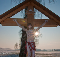 fileadmin/roha/images_galerie/kirche_religion/Laufen_-_Leobendorf/KKKM-LEOB-HAARM-0003-D-roha-Wegkreuz-Laufen-Leobendorf-Haarmoos-Winter-Schnee.png