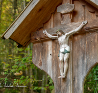 fileadmin/roha/images_galerie/kirche_religion/Piding/KKKM-PID-0011-D-roha-Wegkreuz-Piding-Wald.png