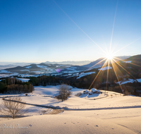 fileadmin/roha/images_galerie/orte_landschaft/Anger/Anger/Anger-Stimmung/SO-AU-ANG-STOISSB-0003-0820-03-D-roha-Sonnenaufgang-Anger-Stoissberg-Neuhaus-Winter.png