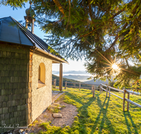 fileadmin/roha/images_galerie/stimmung-Sonne/Sonnenaufgang/SON-AU-STOISS-A-0003-0810-01-D-roha-Sonnenaufgang-Stoisser-Alm-Teisenberg-Kapelle.png