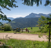 fileadmin/roha/images_galerie/Freizeit-Sport/E-Bike/SPO-E-BIKE-ANG-NEUH-0006-D-roha-Sport-E-Bike-Anger-Neuhaus-Bank-Hochstaufen.png