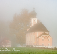 fileadmin/roha/images_galerie/orte_landschaft/Waging/WAG-MUEHLB-0029-D-roha-Waging-Muehlberg-Kirche-Herbst-Nebel.png