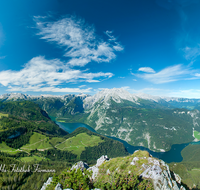 fileadmin/roha/images_galerie/orte_landschaft/Berchtesgaden/Jenner-Schoenau/BGD-JENN-PAN-0001-D-roha-Berchtesgaden-Jenner-Koenigsee-Panorama-Watzmann.png