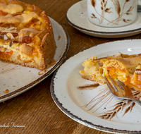 fileadmin/roha/images_galerie/kulinarisch/GAS-KUCH-APR-0003-D-roha-Obst-Kuchen-Aprikosen-Kaffee-Tasse.png