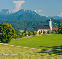 fileadmin/roha/images_galerie/orte_landschaft/Irschenberg/IRSCH-WILP-0001-D-roha-Irschenberg-Wilparting-Wallfahrtskirche-Mangfallgebirge.png