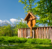 fileadmin/roha/images_galerie/kirche_religion/Ainring/KKKM-AINR-STRASS-OED-0003-D-roha-Wegkreuz-Totenbretter-Ainring-Strass-Oed-Hochstaufen.png