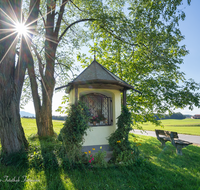 fileadmin/roha/images_galerie/kirche_religion/Saaldorf/KKKM-SAALD-WIED-0001-D-roha-Saaldorf-Kapelle-Wiederlohen-Sonne.png