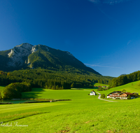 fileadmin/roha/images_galerie/orte_landschaft/Ruhpolding/RUH-FROSCHS-0004-D-roha-Ruhpolding-Landschaft-Froschsee-Wasser-Bauernhaus.png