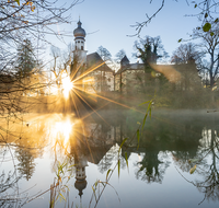 fileadmin/roha/images_galerie/orte_landschaft/Anger/Hoeglwoerth/SO-AU-ANG-HOEG-0001-0805-01-D-roha-Sonnenaufgang-Anger-Hoeglwoerth-See.png