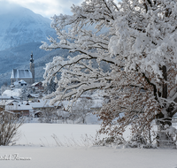 fileadmin/roha/images_galerie/orte_landschaft/Anger/Anger/AN-WI-0004-03-D-roha-Anger-Hochstaufen-Winter-Dorf-Schnee-Baum.png