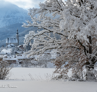 fileadmin/roha/images_galerie/orte_landschaft/Anger/Anger/AN-WI-0004-03-D-roha-Anger-Hochstaufen-Winter-Dorf-Schnee-Baum.png