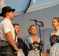 fileadmin/roha/images_galerie/orte_landschaft/Teisendorf/Gaufest-GauverbandI-Freitag14.-Sonntag23.Juli2023/BR-GAUFEST-TEIS-2023-2-2054-01-D-roha-Tracht-Gaufest-Teisendorf.png