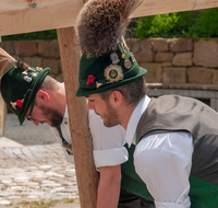 fileadmin/roha/images_galerie/brauchtum/Maibaum/Teisendorf/BR-MAIB-TEI-0100-2015-1203-01-D-roha-Brauchtum-Maibaum-Teisendorf-Aufstellen-Tracht-Gamsbart-Hut.png