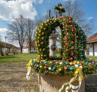 fileadmin/roha/images_galerie/brauchtum/Ostern/BR-OST-BRUN-SURH-0004-D-roha-Osterbrunnen-Surheim-Stephanus.png