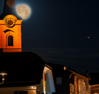 fileadmin/roha/Interessantes-in-Kurzform/ab-5-2023/MOND-VOLL-TEIS-0001-DSC2510-M-D-roha-Mond-Teisendorf-Kirchturm.png