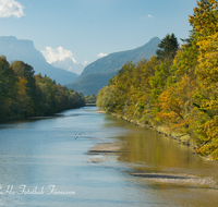 fileadmin/roha/images_galerie/orte_landschaft/Piding/PID-SAALA-0002-D-roha-Piding-Marzoll-Saalach-Herbst-Wasser-Fluss-Bruecke.png