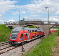 fileadmin/roha/images_galerie/arbeit_technik/TECHN-EISENB-TEI-0015-D-roha-Technik-Eisenbahn-Bruecke-Gleise-Zug-Teisendorf-Amersberg.png