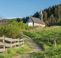 fileadmin/roha/images_galerie/kirche_religion/Anger/AN-VACH-0013-D-roha-Anger-Vachenlueg-Kirche-Weg.png