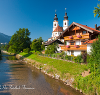 fileadmin/roha/images_galerie/orte_landschaft/Aschau/ASCHAU-0004-1-D-roha-Aschau-Prien-Fluss-Schloss-Hohenaschau-Kirche-Zwiebelturm.png