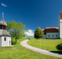 fileadmin/roha/images_galerie/orte_landschaft/Frasdorf/FRAS-GREIM-0022-D-roha-Frasdorf-Greimelberg-Kapelle-Kirche-St-Florian-Chiemgau-Berge.png