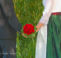 fileadmin/roha/images_galerie/dies_das/LANDA-BRAUT-STR-0002-D-roha-Landart-Braut-Strauss-Hochzeit-Rosen-Hand-Dirndl.png